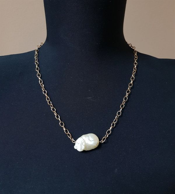 Baroque pearl on a chain